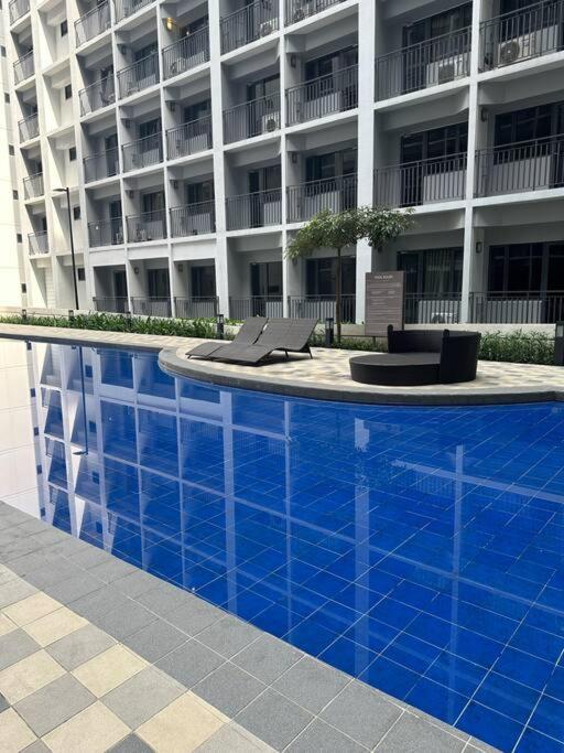 Shore 2 Apartment With Balcony Manila Eksteriør billede